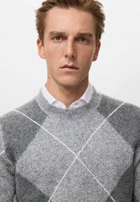 Suéter de lana gris con un patrón de argyle y acentos de diamantes blancos. Cuello y puños de canalé, superficie texturizada.