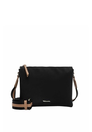 Zwarte rechthoekige crossbodytas met een lichtbruine ritssluiting en een verstelbare zwarte band met lichtbruine lederen accenten.