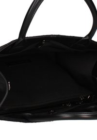 Sac en cuir noir ouvert pour montrer un intérieur spacieux avec des compartiments zippés et des poignées rembourrées.