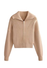 Pull beige en maille côtelée avec fermeture éclair, large col, manches longues et coupe légèrement courte.