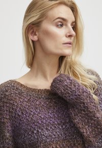 Överdimensionerad, stickad tröja i en gradient av lila, bruna och grå nyanser. Strukturerat mönster med vid halsringning och lösa ärmar.