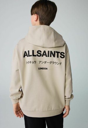 Beige Kapuzenpullover mit einem großen schwarzen "ALLSAINTS"-Logo und Text auf dem Rücken, ausgestattet mit einer Kordelzugkapuze und gerippten Bündchen.