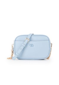 Borsa a tracolla in pelle azzurro chiaro con forma rettangolare, tracolla regolabile, dettagli in catena dorata e un logo goffrato discreto sulla parte anteriore.