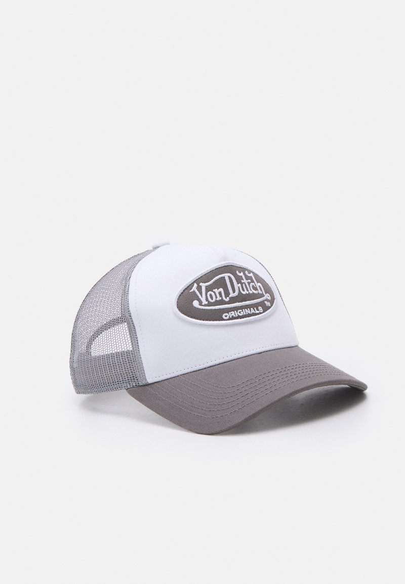 Boné trucker de malha branco e cinza com a aba arredondada, apresentando um patch cinza com "Von Dutch Originals" bordado em branco.