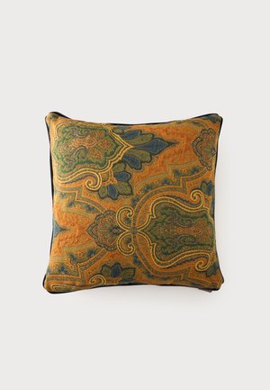 Cojín cuadrado con intrincados estampados florales de paisley en verde, azul y dorado sobre fondo naranja y ribete oscuro en los bordes.