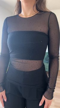 Svart mesh langermet topp med lagdelt design, prikkete tekstur og en figurtilpasset silhuett, med subtile høydepunkter av glans.