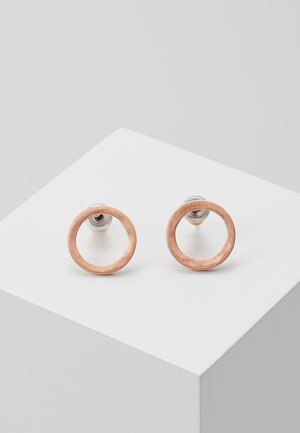 Orecchini a cerchio in oro rosa con finitura spazzolata, dotati di perni in argento e un design minimalista. Eleganti e leggeri per un facile indossamento.