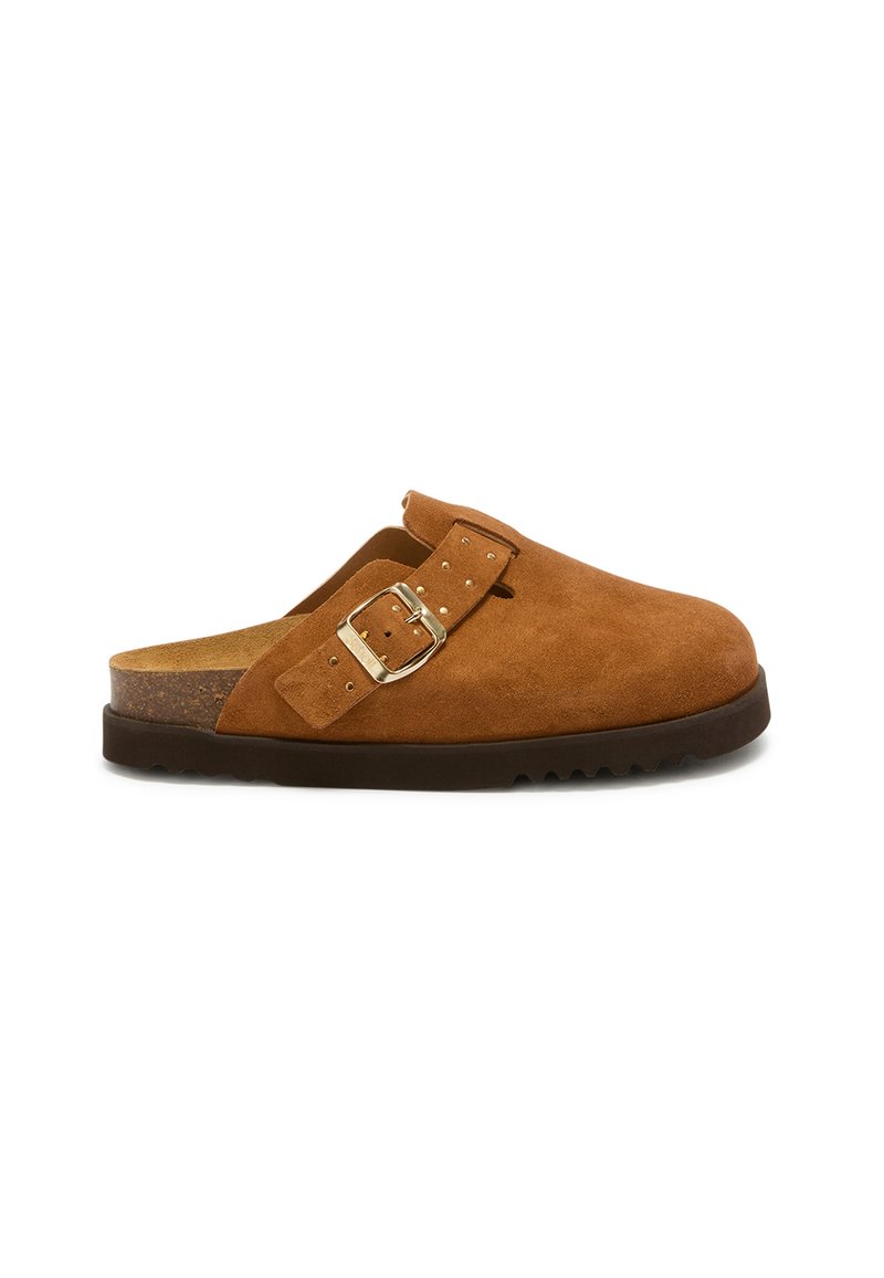 Brune ruskinds slide sandaler med en sidespænde, tekstureret indersål og en holdbar tekstureret gummisål for greb og komfort.