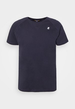 T-shirt in cotone blu navy con maniche corte, collo rotondo e un piccolo logo bianco sulla parte sinistra del petto. Texture liscia, design casual.