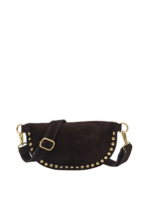 Sac bandoulière en daim brun foncé à forme incurvée, clous dorés le long du bord, sangle ajustable et fermoirs en métal doré.