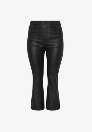 Pantalones de cuero negro con una cintura alta, con dobladillo acampanado y bolsillos delanteros. Textura suave con detalle de costura visible.