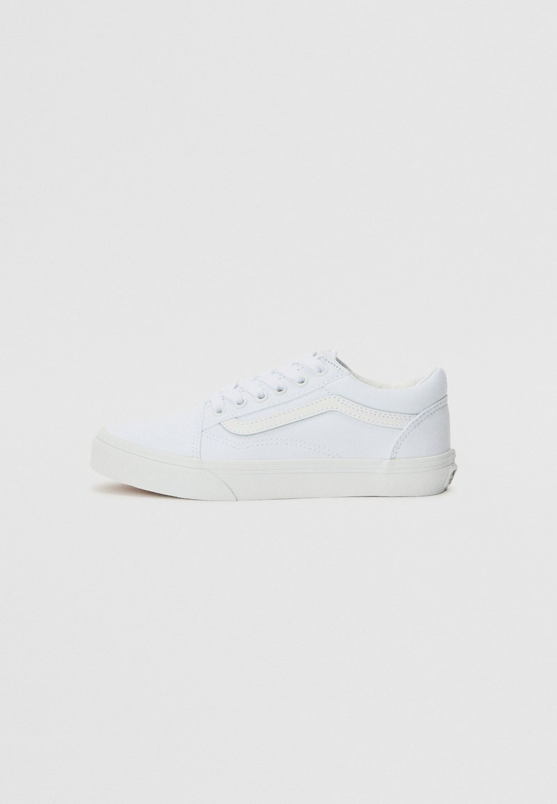 Weiße Leinen-Sneaker mit einem Low-Top-Design, runder Zehenpartie, flachen Schnürsenkeln und einer Gummisohle mit strukturiertem Finish.