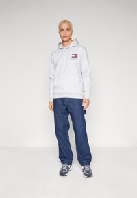 Tommy Jeans ESSENTIAL FLAG HOOD  - Sudadera - silver grey