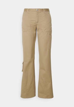 Beige cargo-housut, jotka on valmistettu puuvillasta, suorassa leikkuussa, sivutaskuilla ja vetoketjuryhmällä alaosassa. Klassinen viiden taskun muotoilu.