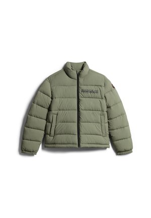 Giacca puffer verde oliva con zip frontale, colletto alto e design trapuntato. Presenta una tasca laterale e un logo sul petto. Texture liscia.
