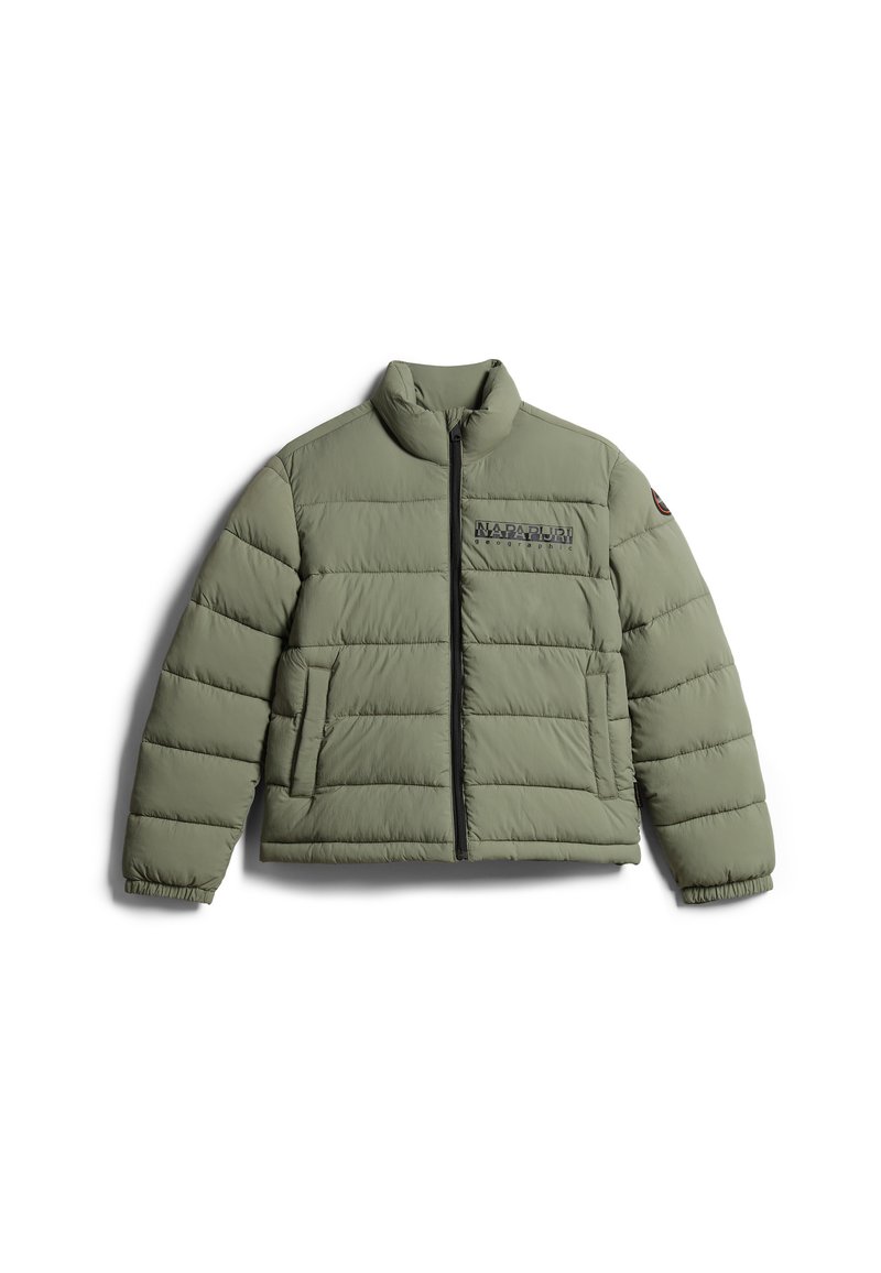 Giacca puffer verde oliva con zip frontale, colletto alto e design trapuntato. Presenta una tasca laterale e un logo sul petto. Texture liscia.