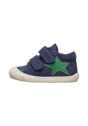 Marineblaue Wildleder-Sneaker mit zwei Klettverschlüssen, grünem Sternakzent, Gummisohle und abgerundetem Zehenbereich. Mit Kontrastnähten.