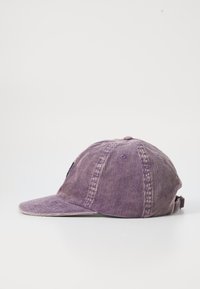 Căciulă de baseball din catifea purpurie, cu vizor curbat, curea ajustabilă și textură subtilă. Dispune de un logo brodat negru pe partea din față.