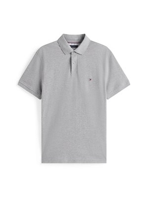 Polo cinza claro de manga curta com colarinho, dois botões e pequeno logótipo da Tommy Hilfiger no lado esquerdo do peito.