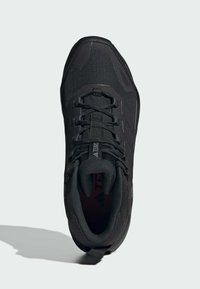 Czarny but trailowy Adidas Terrex z wiązaniem z przodu, wyściełanym kołnierzem i teksturowaną podeszwą, widziany z góry.