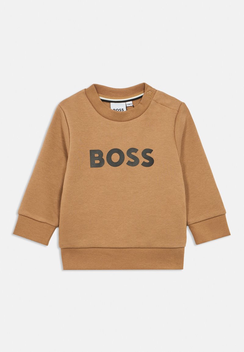 Felpa in cotone marrone con maniche lunghe, collo rotondo e grande grafica nera "BOSS" sul davanti. Presenta bottoni sulle spalle per una facile vestizione.