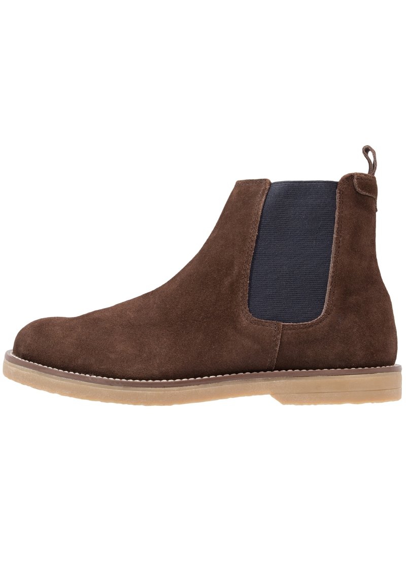 Braune Wildleder Chelsea-Stiefel mit elastischen Seiteneinsätzen, abgerundeter Spitze und einer leichten Gummisohle. Verfügt über eine kleine Zuglasche an der Ferse.