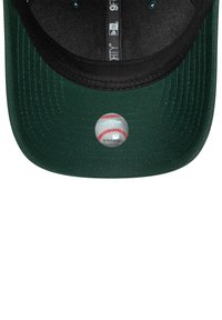 Zöld baseballsapka fekete karimával, belül egy baseball mintát ábrázoló kerek címke látható. Texturált anyag, sima felülettel.