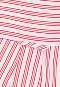 Rood en wit gestreepte stof met smalle horizontale lijnen. Heeft een gladde textuur en een kleine strikdetail bij de naad.