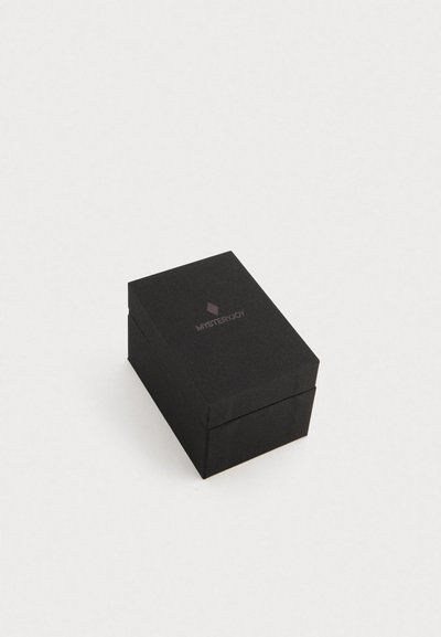 Kleine, geschlossene, schwarze, rechteckige Box mit dem Logo "MYSTERYJOY" auf dem Deckel, platziert auf einem schlichten weißen Hintergrund.