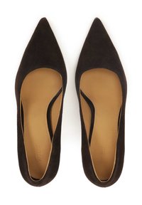 Mustad suede teravikuga korterkingad beežide nahksisetega, vaadatuna pealt valgel taustal.