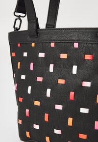 Sorte læder tote bag med et vævet design og rektangulære detaljer i pink, orange og hvid. Glat tekstur med en struktureret form.
