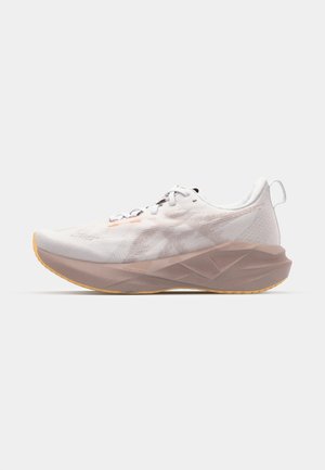 ASICS NOVABLAST 5 - Bėgimo batai plentui - white/fawn