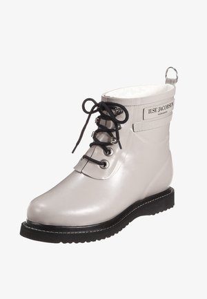 Grauer Gummi-Stiefel bis zum Knöchel mit schwarzen Schnürsenkeln, runder Zehenpartie, verstärkten Ösen und einer strukturierten schwarzen Sohle. Verfügt über ein Logo an der Seite.
