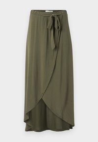 Jupe midi enveloppante vert olive avec taille élastique et ceinture en tissu nouée, présentant un ourlet asymétrique.