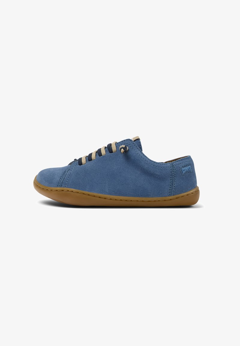 Sneaker blu in suede con lacci beige, profilo basso, suola in gomma, dettagli cuciti e un'etichetta di branding sul tallone.