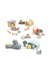 Houten boerderij speelset met een blauwe tractor, dierenfiguren, een schuur, hooi balen en verschillende boerderijaccessoires in pastelkleuren en natuurlijke texturen.