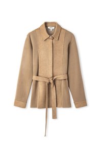Chaqueta de ante color beige con cuello, mangas largas y cintura ceñida con cinturón. Presenta costuras en paneles verticales y cierre de botón.