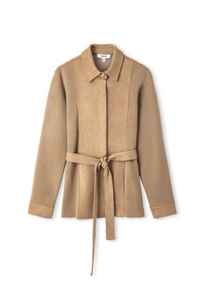 Beige Wildlederjacke mit Kragen, langen Ärmeln und einem taillierten Gürtel. Verfügt über vertikale Nahtdetails und einen Knopfverschluss.