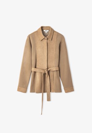 Tan suède jack met kraag, lange mouwen en een ceintuur in de taille. Beschikt over verticale pandenstiksels en een knoopsluiting.