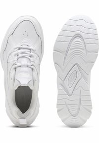 Białe sportowe sneakersy z cholewką z siateczki i skóry, textured podeszwa, wyściełany kołnierz oraz sznurowanie. Z tłoczonym logo na języku.