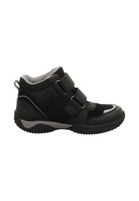 Schwarze High-Top-Schuhe aus Mesh- und Synthetikmaterial, mit zwei Klettverschlussriemen, strukturiertem Absatz und einem schlanken Design mit grauen Akzenten.