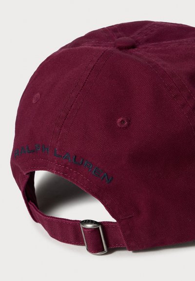 Cappello da baseball bordeaux di Ralph Lauren con cinturino regolabile e fibbia in metallo, vista posteriore con il nome del marchio ricamato.