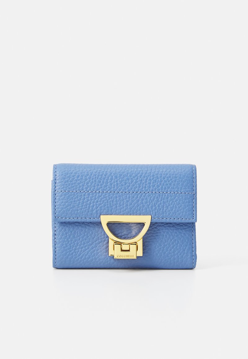 Billetera de cuero azul claro con un acabado texturizado, que presenta un cierre de metal en tono dorado y detalles de costura sutiles. Forma rectangular compacta.