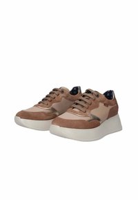 Scarpe sportive marroni e beige con tomaia in suede e sintetico, design con lacci, suola chunky bianca e dettagli metallici.