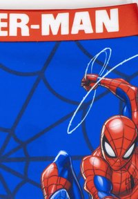 Blauw Spiderman-thema stof met een rode elastische tailleband. Gedetailleerde illustratie van Spiderman in een dynamische houding, met webpatronen op de achtergrond.