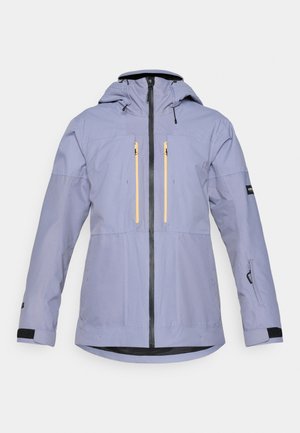 Gaiši violets ūdensnecaurlaidīgs jaku ar pieguļošu kapuci, melnu rāvējslēdzi, divām priekšējām kabatām ar rāvējslēdzējiem un dzelteniem akcentiem, kā arī regulējamām aprocēm.