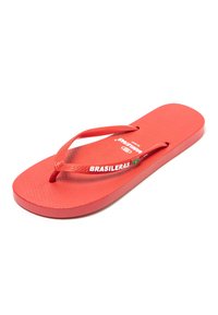 Chanclas de goma rojas con plantilla texturizada y correas de contraste, con la palabra "BRASILEIRAS" impresa en el costado.