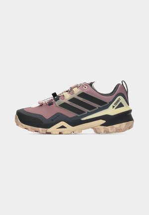Trail løbesko i mauve med sorte detaljer, beige sål og hurtiglukkesystem, mærket Gore-Tex og Terrex til udendørs brug.