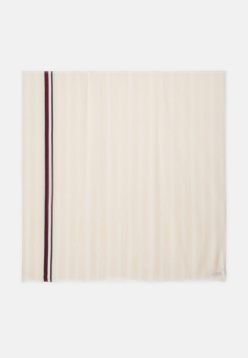 Beige szövet, finom csíkozással, egyik oldalon szűk bordűr maroon, tengerészkék és fehér csíkokkal. Az élek rojtosak.