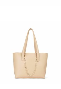 Sac fourre-tout beige avec deux poignées plates, orné d'une chaîne dorée. Texture lisse avec un design minimaliste et une ouverture en haut.